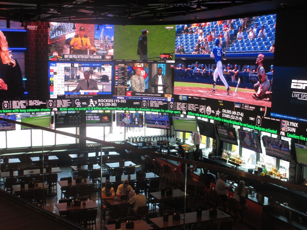 draft Kings restaurant wrigley field